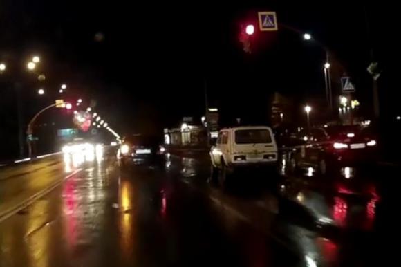Красный для слабаков: барнаульский водитель проехал на запрещающий сигнал светофора (видео)
