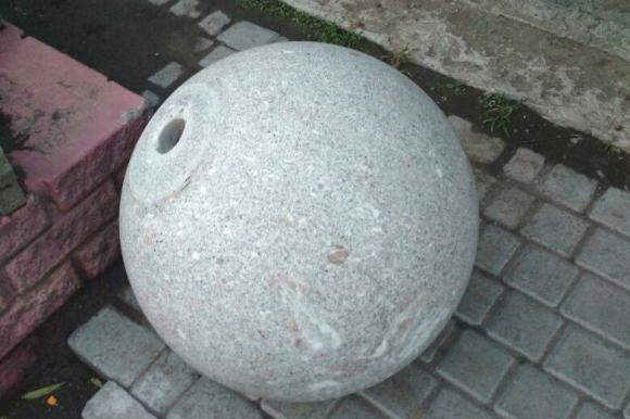 Вандализм или халтура: на новой набережной у Барнаулки отвалился гранитный шар (фото)