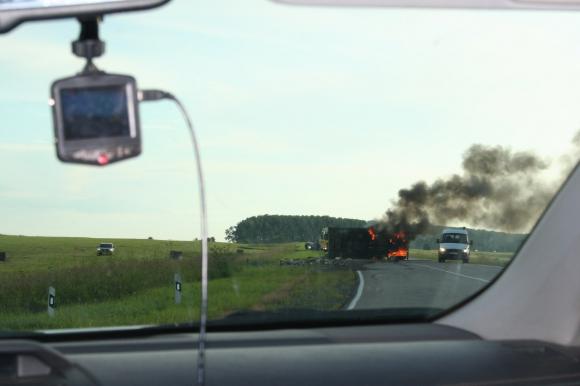 На трассе в Заринск грузовик опрокинулся на бок и полностью сгорел