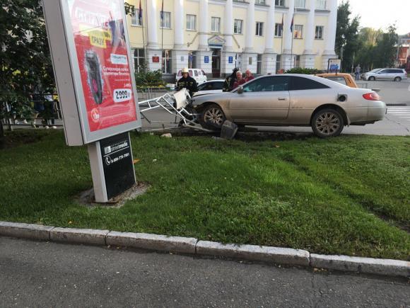 Сразу две машины снесли дорожное ограждение на пр. Ленина (фото)