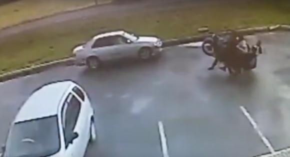 В Сростках байкер совершил опасный трюк и въехал в машину (видео)