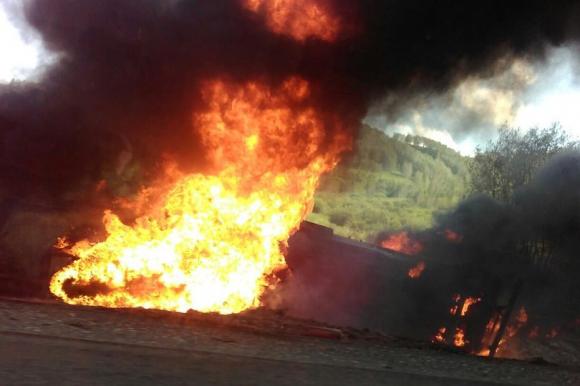 На Алтае взорвался бензовоз: водитель погиб до приезда 