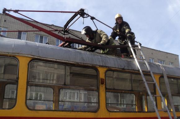 Пожарные тушили трамвай, загоревшийся во время движения (фото)