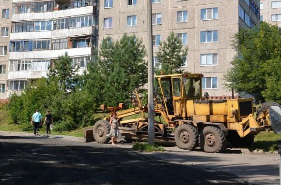 Дорожники начали фрезой срезать асфальт на ул. В. Кащеевой