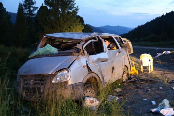 На Семинском перевале в машине-перевертыше погибли четыре человека (фото)
