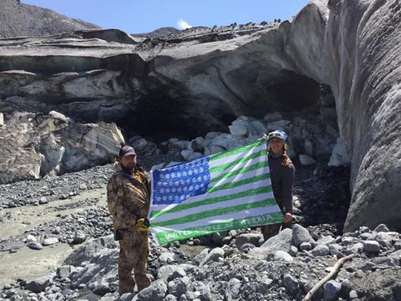 Туристы растянули странный флаг над крупнейшим алтайским ледником