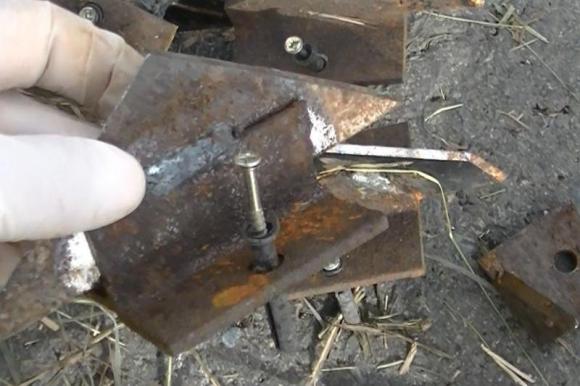 Полицейские нашли мужчин, которые прикрутили острые металлические предметы на алтайской трассе