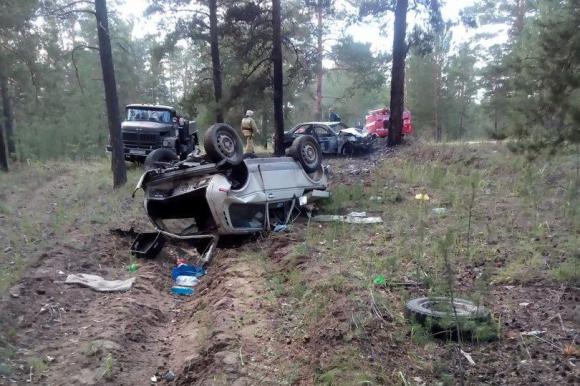 На Алтае в жестком столкновении двух автомобилей пострадали пять человек (фото)