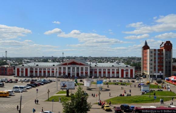 У барнаульского ж/д вокзала началось строительство первой платной парковки