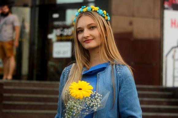 Обворожительные жительницы Барнаула поучаствовали в флешмобе женственности (фото)