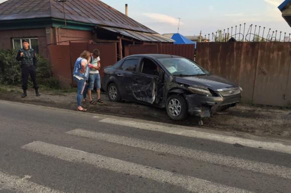 Три машины пострадали в Барнауле в результате столкновения со столбами и маршруткой (фото)
