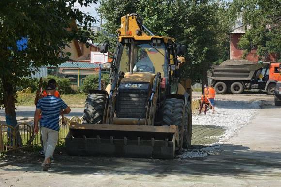 Как рабочие ведут ремонт дворов в краевой столице (фото)