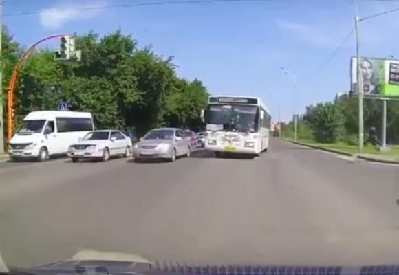 Горожанка сняла на видео, как городской автобус рискует и нарушает правила (видео)