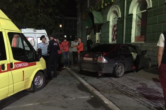 Ночью Lexus протаранил стену дома на проспекте Ленина (фото и видео)