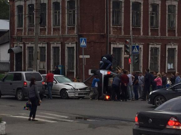 Водитель иномарки спровоцировал ДТП на Социалистическом, в котором перевернулся автомобиль (видео)