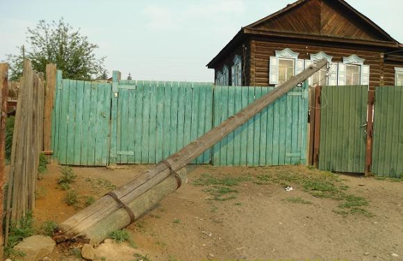 В Казенной Заимке на 9-летнего мальчика упал деревянный столб