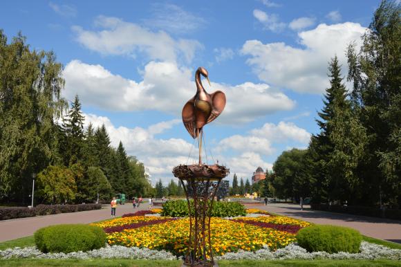 В центре Барнаула появилась изящная скульптура аиста