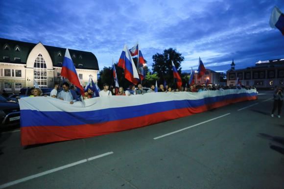 Участники автопробега развернули огромный российский флаг на пл. Свободы