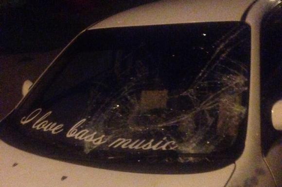 Вандал повредил стекла трех машин на парковке по ул. Панфиловцев