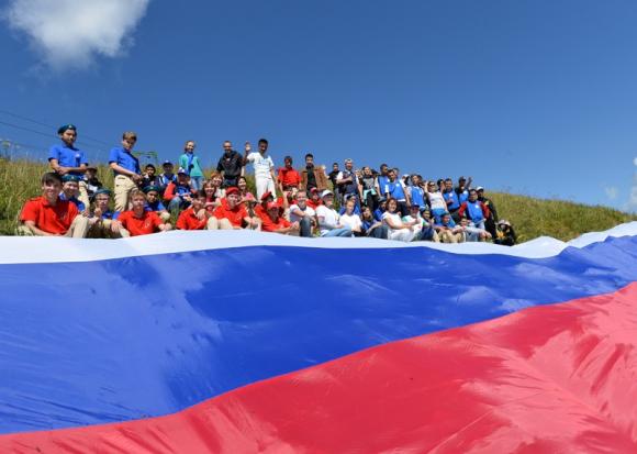 Жители Алтая закрепили на вершине горы огромный российский флаг (фото)