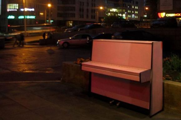 Еще одно уличное пианино установили в Барнауле (фото)