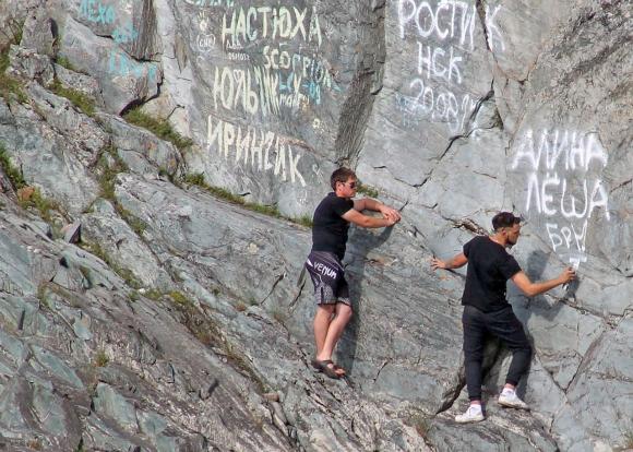 В нескольких районах края очистят скалы от рисунков туристов