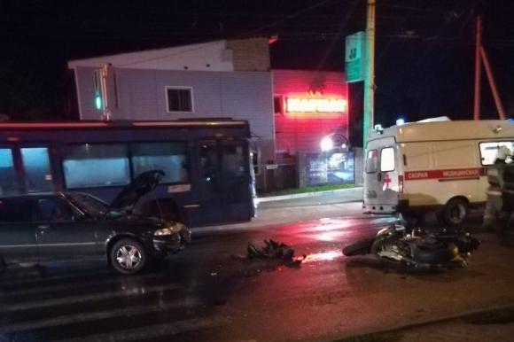 В Барнауле водитель мотоцикла серьезно пострадал в ДТП с пьяным автолюбителем (фото и видео)