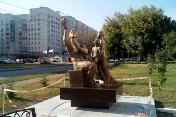 В центре Барнаула установили новый памятник - педагогам Алтая (фото)