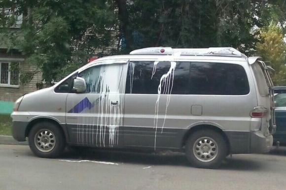 Мстительные вандалы рисуют краской на машинах барнаульцев (фото)