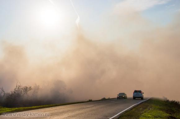 Автодорогу рядом с Камнем-на-Оби заволокло едким дымом от горящей свалки (фото)