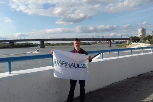 Флаг сообщества Barnaul22 добрался до сибирского Омска (фото)