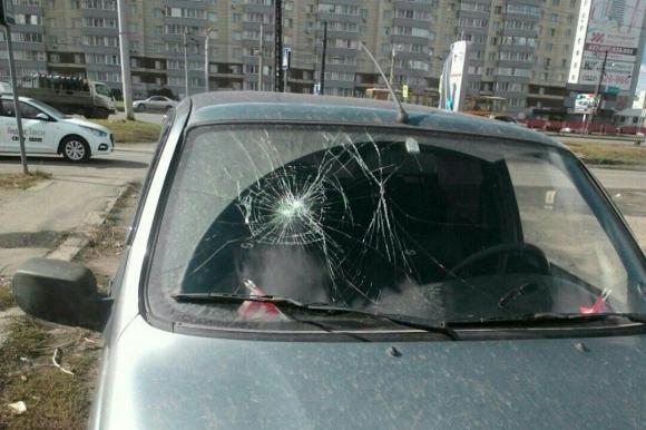 В Барнауле агрессивная горожанка разбила камнем лобовое стекло машины и ушла