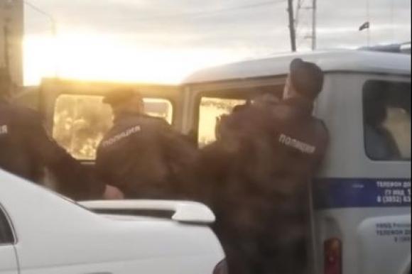 СКР проводит проверку  после публикации видео с задержанием барнаульцев (видео)