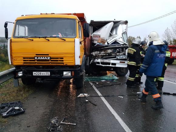 На Змеиногорском тракте грузовик врезался в стоящий КамАЗ (фото)