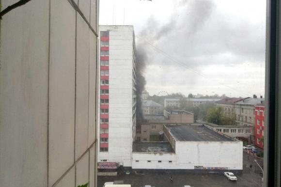 Центр Барнаула заволокло дымом от пожара у общежития АГАУ (фото)
