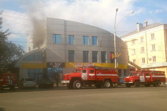 В Барнауле загорелось здание бывшего 