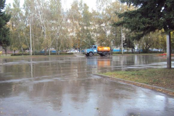 Экономичнее и эффективнее: теперь понятно, зачем в Барнауле поливают дороги в дождливую погоду