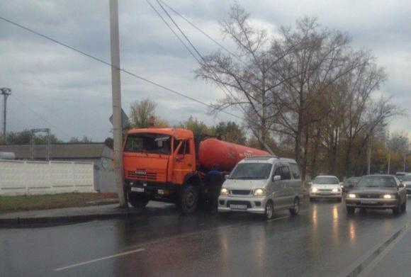 Видео аварии на Павловском тракте: грузовик крутануло на 360 градусов, водитель вылетел