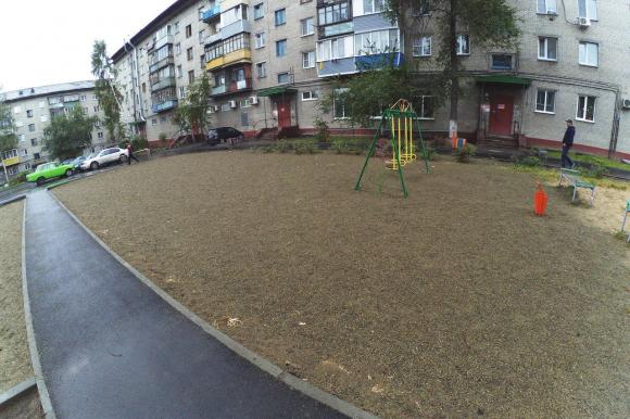Острыми как стекло камнями засыпали детскую площадку в Барнауле (фото)