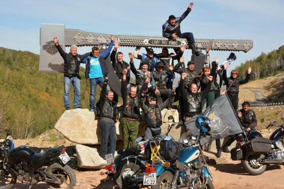 Мотоциклисты Алтая закрыли сезон у байкерского топора в Белокурихе (фото)