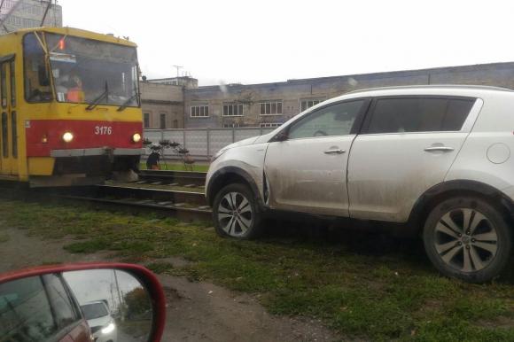 Два автомобиля заехали на рельсы после ДТП в Барнауле (фото)