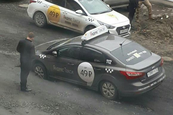 Барнаульцы предупреждают водителей об опасных ямах на дорогах (фото)