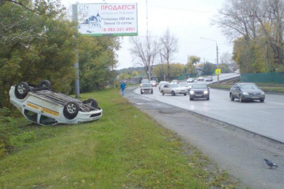 Перевернутая машина такси на одной из улиц Барнаула привлекла внимание горожан  (фото)