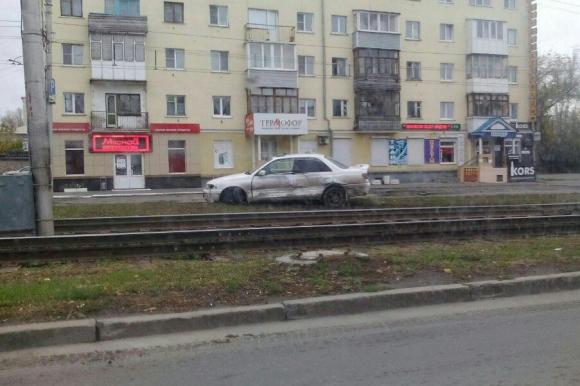 Автомобили трижды за сутки вылетали на трамвайные пути в Барнауле (фото)