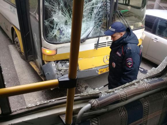 Автобус с пассажирами на полном ходу врезался в стоящий ПАЗ в Барнауле (дополнено)