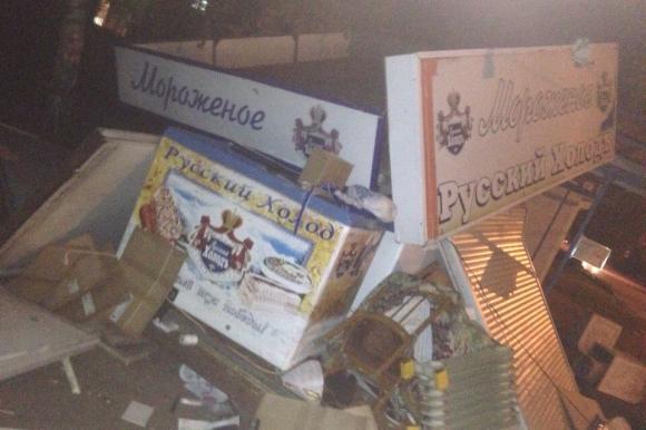 В Барнауле киоск с мороженым разлетелся на куски после столкновения с автомобилем (фото)