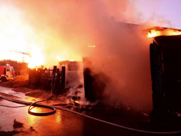 Дома, гаражи, сараи: крупный пожар произошел в пос. Восточный  (фото)