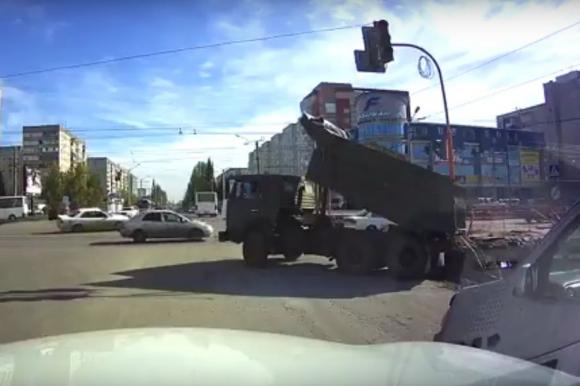 Грузовик снес светофор на Балтийской (видео)