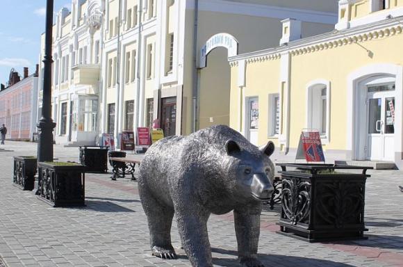 Медведь-защитник Барнаула украсил пешеходную Мало-Тобольскую