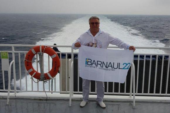 Директор барнаульского зоопарка Сергей Писарев путешествует с флагом Barnaul22
